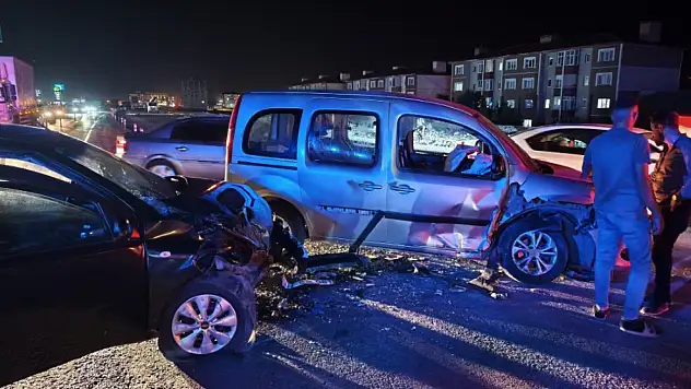 Bitlis'te Feci Trafik Kazası: 6 Çocuk ile Birlikte 14 Kişi Yaralandı