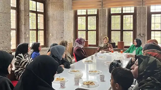 Bitlis'te Hanım Sahabeler Dersleri Devam Ediyor: Hz. Ayşe'nin Hayatı Anlatıldı