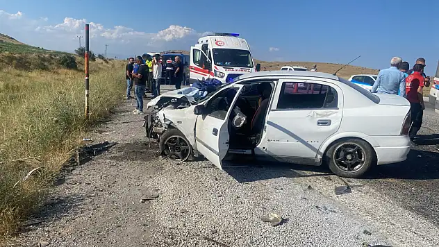 Bitlis'te iki otomobil kafa kafaya çarpıştı: 2'si ağır 6 yaralı