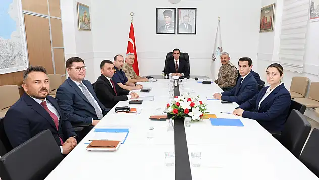 Bitlis'te İl Asayiş, Güvenlik ve İstihbarat Toplantısı Vali Ahmet Karakaya Başkanlığında Yapıldı