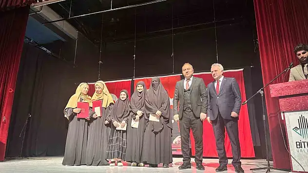 Bitlis'te İmam Hatip Okulları Yıl Dönümü ve Hafızlık Belge Töreni Coşku ile Kutlandı
