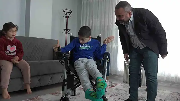 Bitlis'te İyilik Ailesi, 14 yaşındaki Veysel'e akülü sandalye ile umut oldu