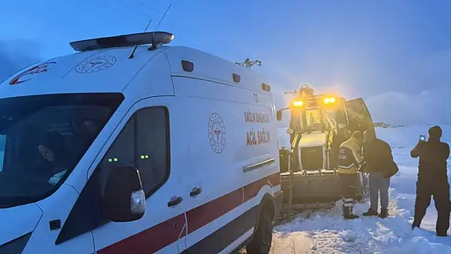 Bitlis'te kar engeli aşıldı: Hasta kadın hastaneye ulaştırıldı
