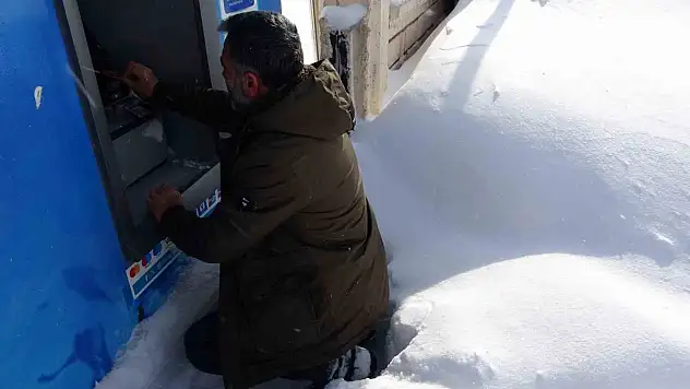 Bitlis'te kar esareti: ATM önünde kar üstünde para çektiler