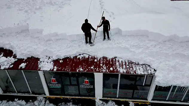 Bitlis'te kar yüküne karşı çatı temizliği