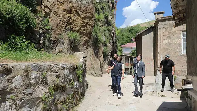 Bitlis'te Kaya Düşmelerine Karşı Çelik Ağ Kaplama Çalışmaları Başlatıldı