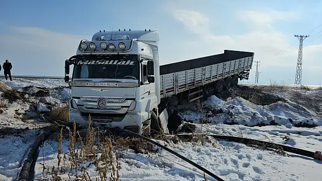 Bitlis'te kaygan yol tırı şarampole sürükledi