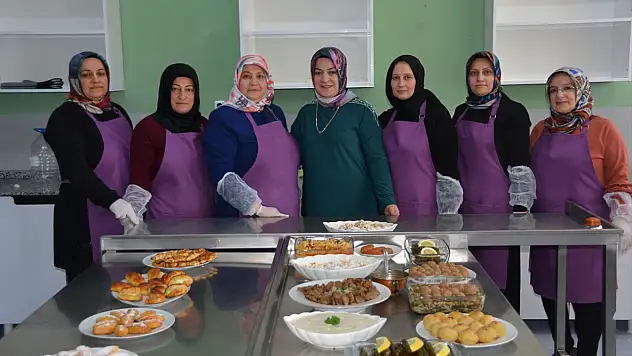Bitlis'te kooperatif kuran kadınlar yöresel lezzetleri pazarlayarak ekonomiye katkı sağlıyor