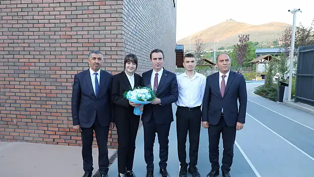 Bitlis'te Öğrenciler Yıl Sonu Etkinliğinde Büyüledi, Vali Karakaya Destek Mesajı Verdi
