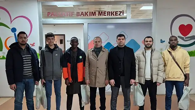 Bitlis'te Öğrencilerden Hastanede Moral Ziyareti