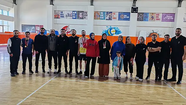 Bitlis'te Öğretmenler Badminton Turnuvasında Buluştu