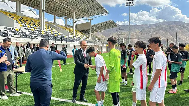 Bitlis'te Okul Sporları Müsabakaları Coşkuyla Sona Erdi, Dereceye Girenlere Ödüller Verildi