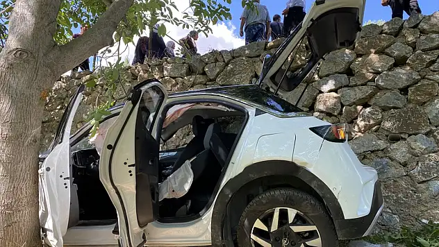 Bitlis'te otomobil istinat duvarını aşıp bahçeye devrildi: 8 kişi yaralandı