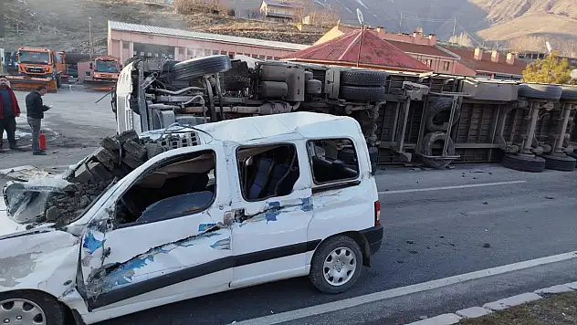 Bitlis'te tır devrildi: 2 yaralı