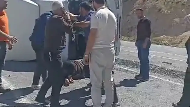 Bitlis'te tır devrildi: 2 yaralı