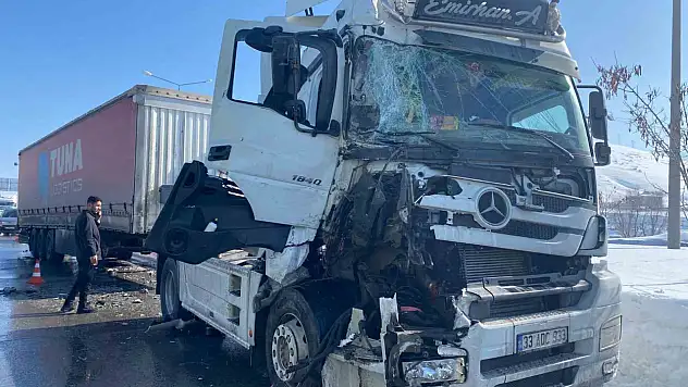 Bitlis'te trafik ışıklarında tır kazası