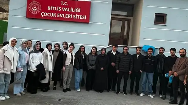 Bitlis'te Üniversite Öğrencilerinden Çocuk Evlerine Anlamlı Ziyaret