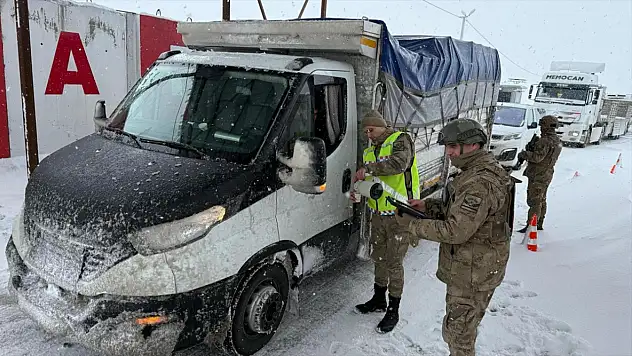 Bitlis'te yolda kalan sürücülere jandarma yardım etti