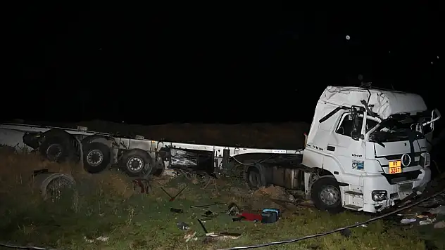 Bitlis'te zift yüklü tanker şarampole devrildi