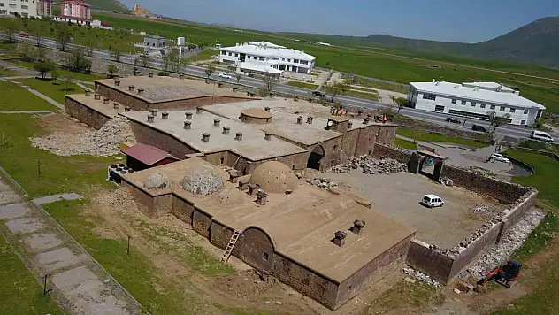 Bitlis'teki 446 yıllık El Aman Hanı, kültür ve sanat merkezi olarak yeniden hayata geçiyor.