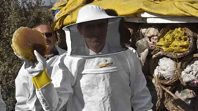 Bitlis Valisi Karakaya, karakovan balı hasadına katıldı ve ürünün kalitesini vurguladı