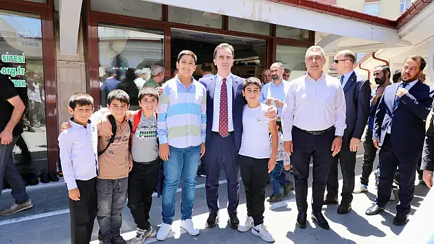 Bitlis Valisi Karakaya, Tatvan'da vatandaşı dinleyip esnafla buluştu, destek sözü verdi
