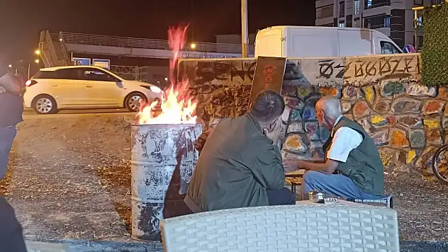 Bitlisliler Geceleri Üşümeye Başladı: Ateş Başında Çay Keyfi