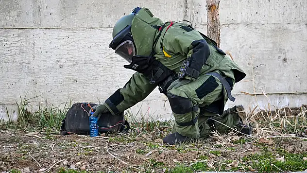 Bomba uzmanları 'ilk hata son hatadır' diyerek çalışıyor