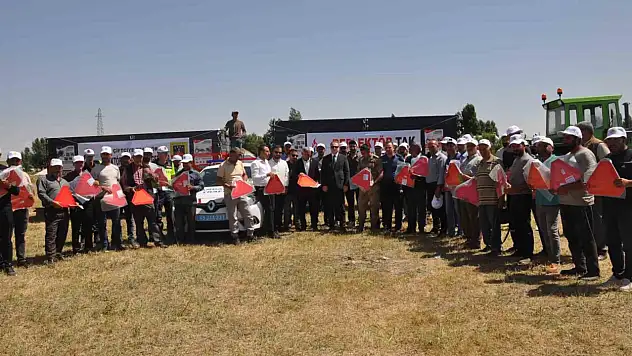 Bulanık'ta Tarım Araçlarına Güvenlik Artışı İçin Reflektör Takma Projesi Başlatıldı