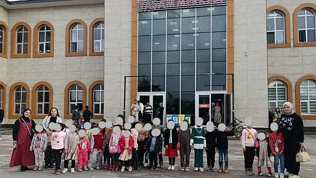 Burgulu Köyü öğrencilerinden Ağrı'da sinema keyfi