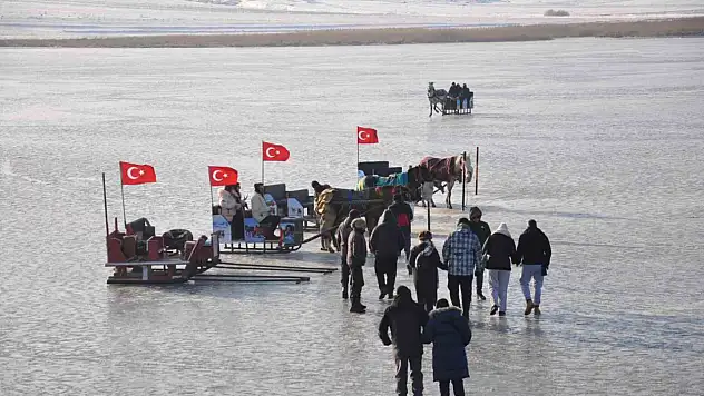 Buz üstünde şölen: Çıldır Gölü kışa renk katacak