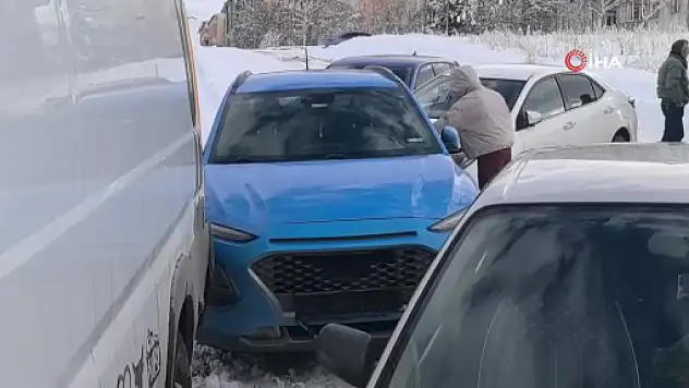 Buzlanan yolda saniyeler içinde zincirleme kaza