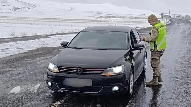 Buzlanma riskine karşı Patnos'ta trafik ekipleri sahada