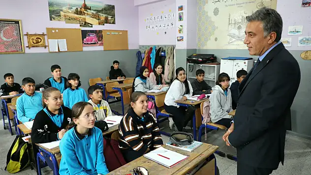 Çakan'dan Ağrılı öğrencilere mesaj: 'Kendinize inanın'