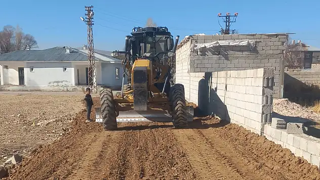 Çaldıran Belediyesi İlçe Genelinde Yol Yapım ve Onarım Çalışmalarını Sürdürüyor