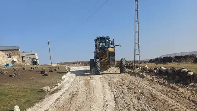 Çaldıran Belediyesi Sakızlı Mezrasında Yol Çalışmalarını Sürdürüyor