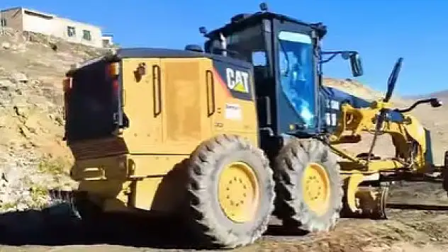 Çaldıran Belediyesi, Yukarı Sağmalı Mahallesi'nde Stabilize Yol Çalışması Yaptı