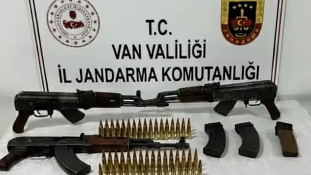 Çaldıran'da jandarmadan silah operasyonu: 3 kalaşnikof ele geçirildi, 2 şüpheli gözaltına alındı
