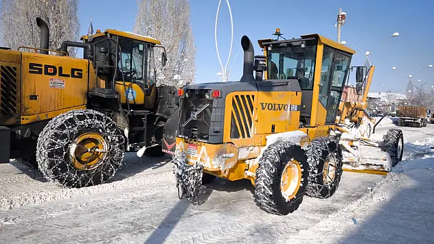 Çaldıran'da Karla Mücadele Çalışmaları Aralıksız Sürüyor
