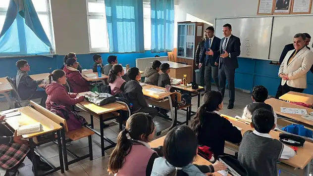 Çaldıran İlkokulu ve Ortaokulu'na Kaymakam Süleyman Bakan'dan Ziyaret