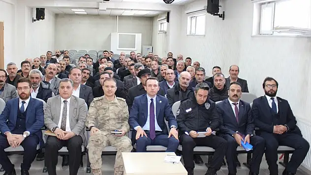 Çaldıran Kaymakamı Bakan, muhtarlarla buluştu