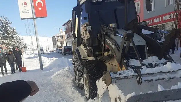 Çat Merkez'de Karla Mücadele Çalışmaları Aralıksız Sürüyor
