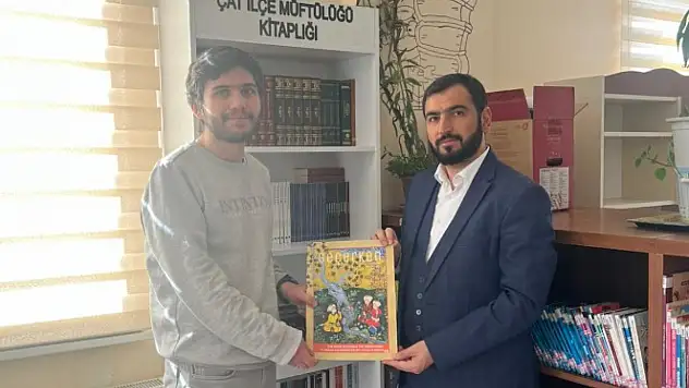 Çat Müftülüğü'nden İlçe Halk Kütüphanesi'ne Anlamlı Kitap Bağışı