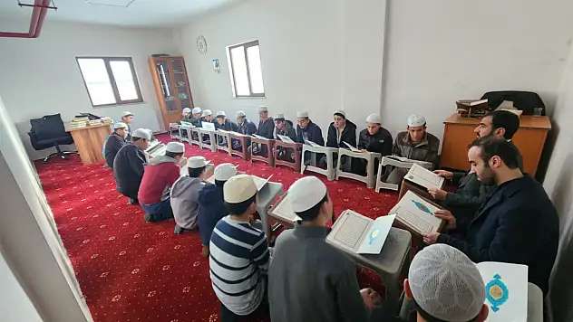 Çat'ta 1001 Hatim Geleneği Genç Hafızlarla Yaşatılıyor