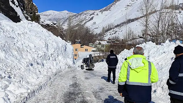 Çatak'ta 1 Hafta Kapalı Kalan TOKİ Yolu Yeniden Ulaşıma Açıldı