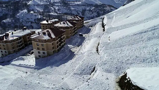 Çatak'ta çığ alarmı: Araç kar altında kaldı