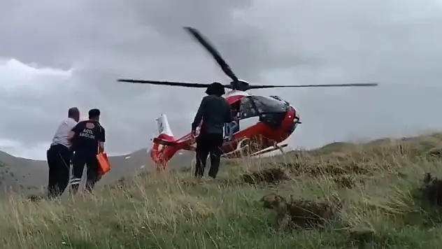 Çatak'ta mahsur kalan vatandaş, helikopterle hastaneye kurtarıldı