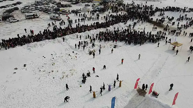 Çıldır Gölü'nde buz üstünde unutulmaz bir şenlik