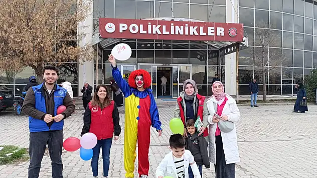 Çocuk bayramında hastanede tedavi gören çocuklar unutulmadı