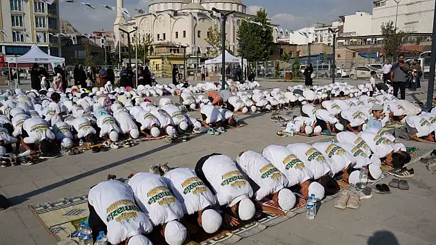 'Çocuklar 'Hayat Namazla Güzeldir' Yürüyüşünde Bir Araya Gelerek Gazze İçin Dua Etti'